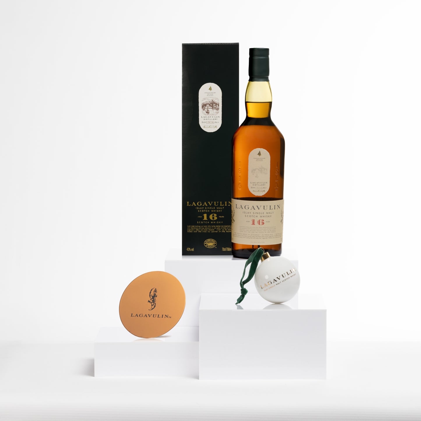 Lagavulin 16 Jahre Single Malt Scotch Whisky, 70cl & Lagavulin Kupfer-Untersetzer & Lagavulin Weihnachtskugel